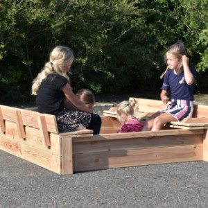 Der große Sandkasten Cubic bietet viel Spielspaß