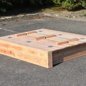 Der Sandkasten Cubic ist herstellt aus Douglasienholz