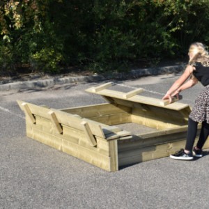 Sandkasten Cubic Twist hat die Abmessungen 180x150cm