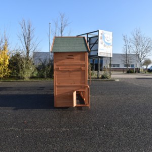 An der Linkenseite von der Stall Holiday Large ist ein kleines Türchen