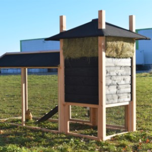 Der Hühnerstall Rosalynn ist ausgestattet mit schwarzes Gitter