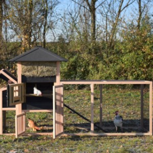 Der Heuhaufen Rosanne hat große Türen, so dass der Schlafraum leicht zu reinigen ist