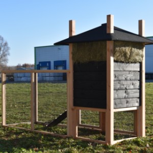 Der Anbau-Auslauf ist ausgestattet mit ein Gitterdach