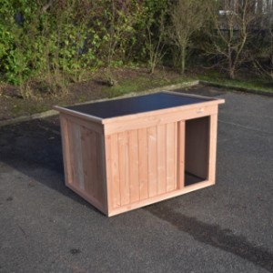 Der Hütte aus Holz ist geeignet für große Hunden