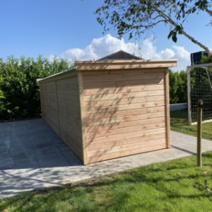 Der Zwinger ist herstellt aus Douglasienholz
