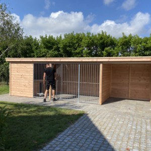 Der Hundezwinger Modul ist ausgestattet mit galvanisierte Paneele