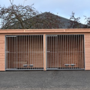 Der Zwinger ist ausgestattet mit galvanisierte Paneele