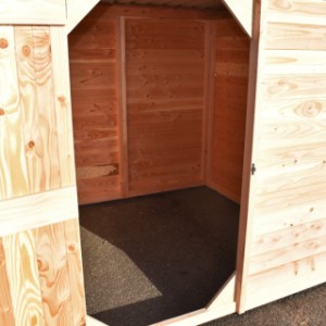 Der an den Hundezwinger angeschlossene Schuppen hat eine Größe von ca. 2x2 Metern