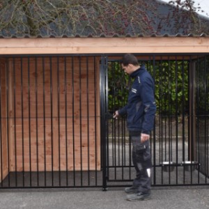 Der Hundezwinger ist ausgestattet mit ein Tür mit die Abmessungen 59x174cm