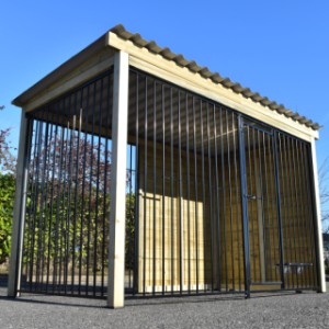 Der Zwinger ist ausgestattet mit ein Holzrahmen