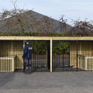 Die Türen öffnen nach der Innenseite