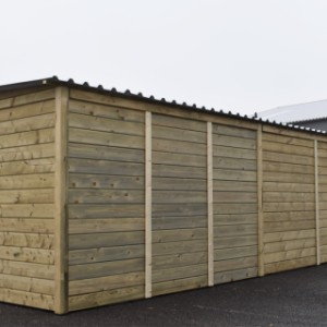 Der Stall aus Holz ist ausgestattet mit ein Dach Extra