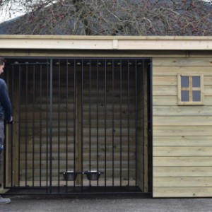 Die Tür des Hundezwingers Modul FORZ öffnet sich nach innen, sodass der Hund nicht entkommen kann