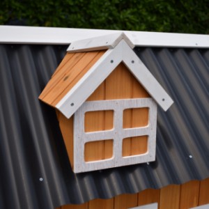 Der Hühnerstall Cozy ist ausgestattet mit ein Dachgaube