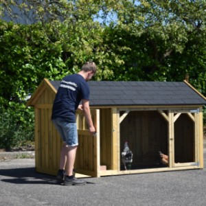 Der Stall aus Holz Belle bietet viel Platz für Ihre Hühner