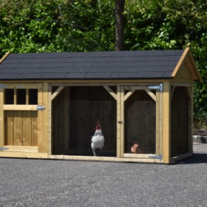 Der Hühnerstall Belle ist ausgestattet mit ein Spitzdach