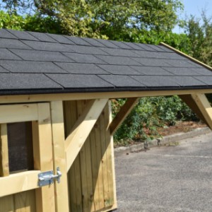 Der Hundehütte Isa 2 ist ausgestattet mit schwarze Dachschindeln