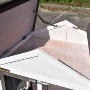 Der Kaninchenstall Prestige Small hat einen praktischen Stauraum unter dem Dach