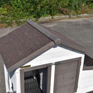 Das Dach von Kaninchenstall Prestige Small ist ausgestattet mit Dachpappe