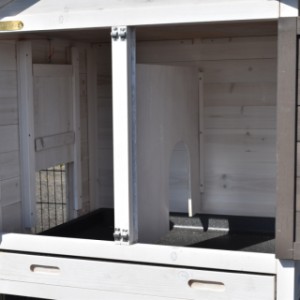 The sleeping compartment of the rabbit hutch Prestige Small ist ausgestattet mit ein Windfang