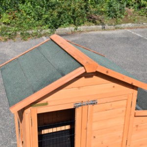 Das Dach von der Kaninchenstall Prestige Small ist ausgestattet mit grüne Dachpappe
