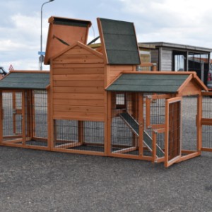 Der Kaninchenstall Prestige Small ist herstellt aus Kiefernholz