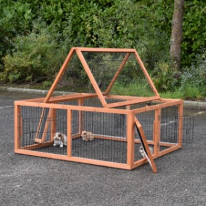 Der Kaninchenlaufstall Multirun hat viele Öffnungen