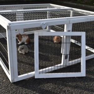 Der Kaninchenauslauf Multirun ist mit 2 herausnehmbaren Paneelen ausgestattet