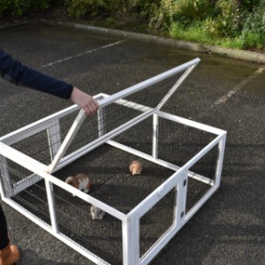 Der Kaninchenauslauf Multirun hat ein praktisches klappbares Dach