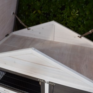 Der Kaninchenstall Regular Medium hat ein praktisch Stauraum