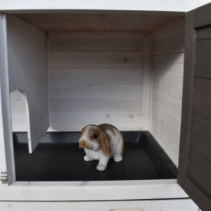 Der Schlafraum von Stall Regular Medium ist geeignet für 2 bis 3 Kaninchen