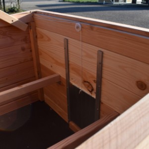 Der Hühnerstall Chicky 2 kann mithilfe einer Schnur am Schiebeluk geschlossen werden