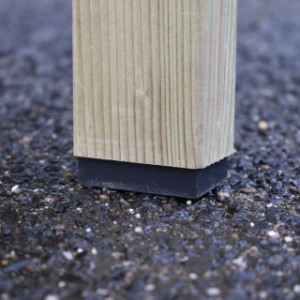 Der Hühnerstall Chicky ist mit Kunststofffüßen ausgestattet, die Schutz vor aufsteigender Feuchtigkeit bieten