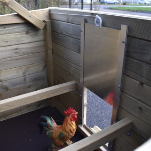 Hühnerstall Chicky 2 | Die Aluminiumklappe kann von außen bedient werden.