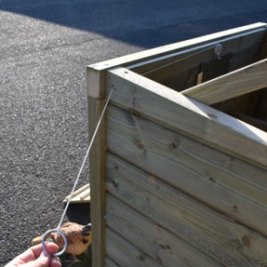 Der Hühnerstall Chicky kann von außen geöffnet und geschlossen werden