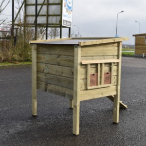 Eben gucken an der Rückseite von Hühnerstall Chicky 2