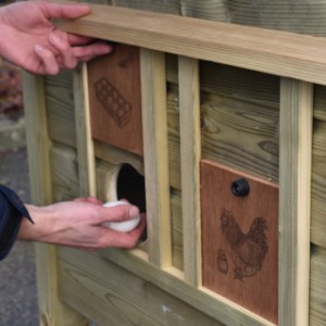 Der Hühnerstall Chicky 2 verfügt über praktische seitliche Klappen, sodass Sie die Eier leicht einsammeln können.