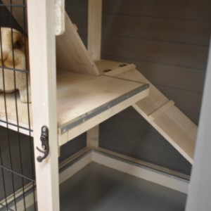 Der Stall aus Holz ist ausgestattet mit Nageschutzstreifen