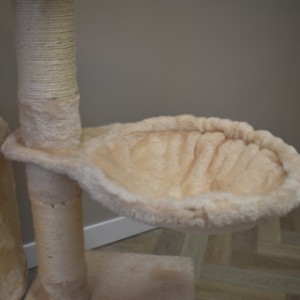 Kratzbaum Karola ist ausgestattet mit ein schöne Korb für Ihre Katze