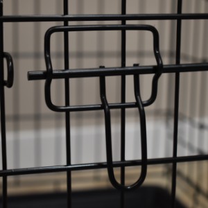 Die Hundebox Profit 63 cm ist mit einem schwarzen Schiebebolzen ausgestattet