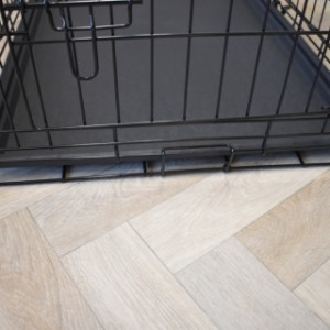 Die Hundebox ist mit einer Kunststoffwanne ausgestattet