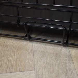 Die Wanne der Hundebox Strong L wird durch einen schwarzen Riegel gesichert