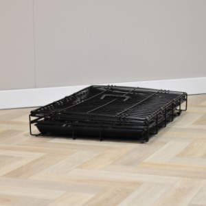 Die Hundebox Strong M lässt sich einfach zusammenklappen