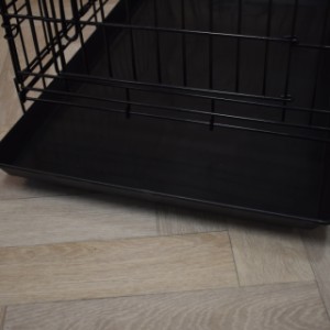 Der Hundebox Strong M ist ausgestattet mit ein herausnehmbare Wanne