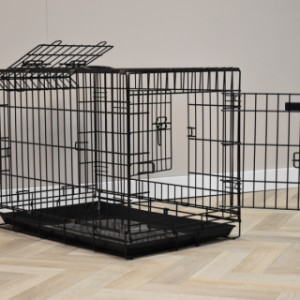 Der Drahtkäfig Strong M hat zwei Türen und eine Klappe