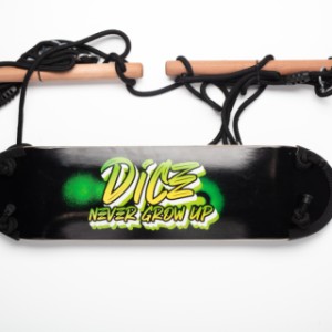 Die Unterseite der Skateboard-Schaukel hat einen grünen Aufdruck