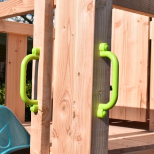 Spielhaus aus Holz Dream wird inklusiv Befestigungsmaterial geliefert