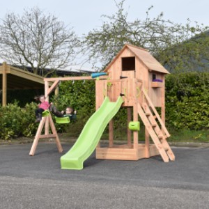 Spielhaus Dream ist erweitert mit ein Rutsche und Schaukel