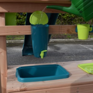 Füllen Sie den Wasserhahn mit Wasser!