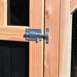 Der Schlafbereich des Hühnerstalls Belle ist mit einem robusten Verschluss ausgestattet